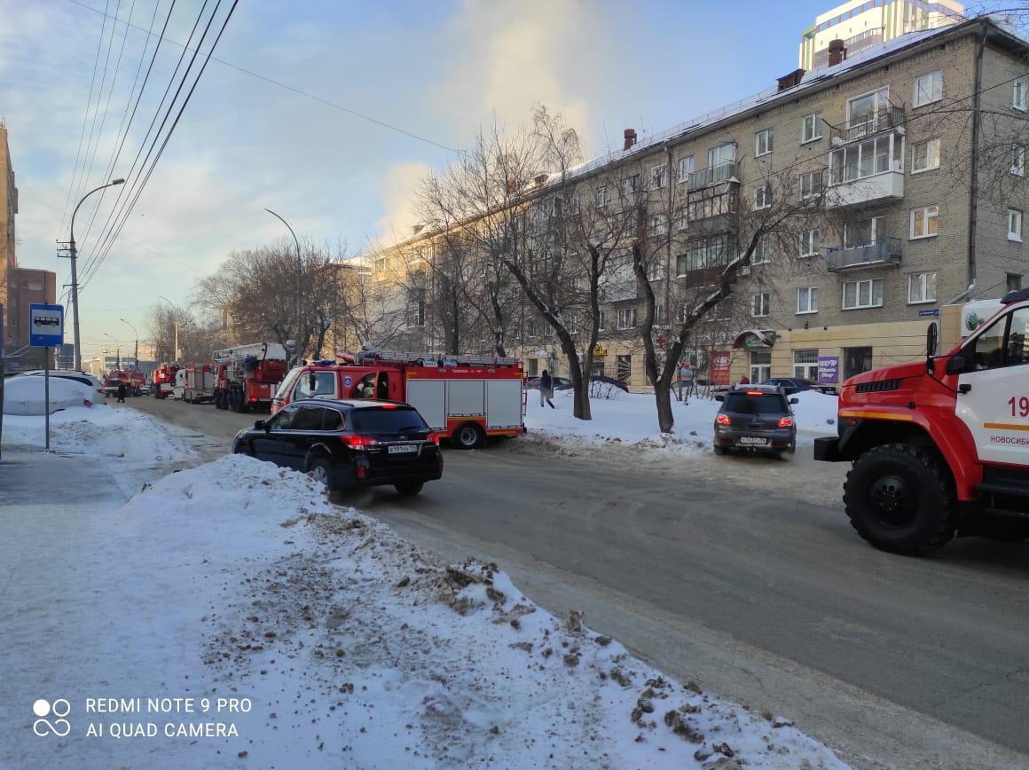 Фото Из-за пожара в подвале многоэтажки эвакуировали 30 человек в Новосибирске 3